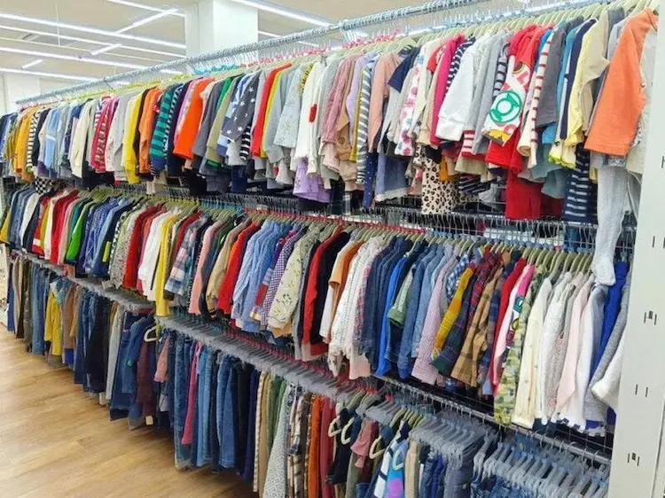 Gian quần áo cửa hàng bán đồ second hand