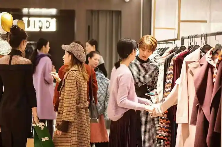 Minh hoạ trực quan nền thời trang hiện nay